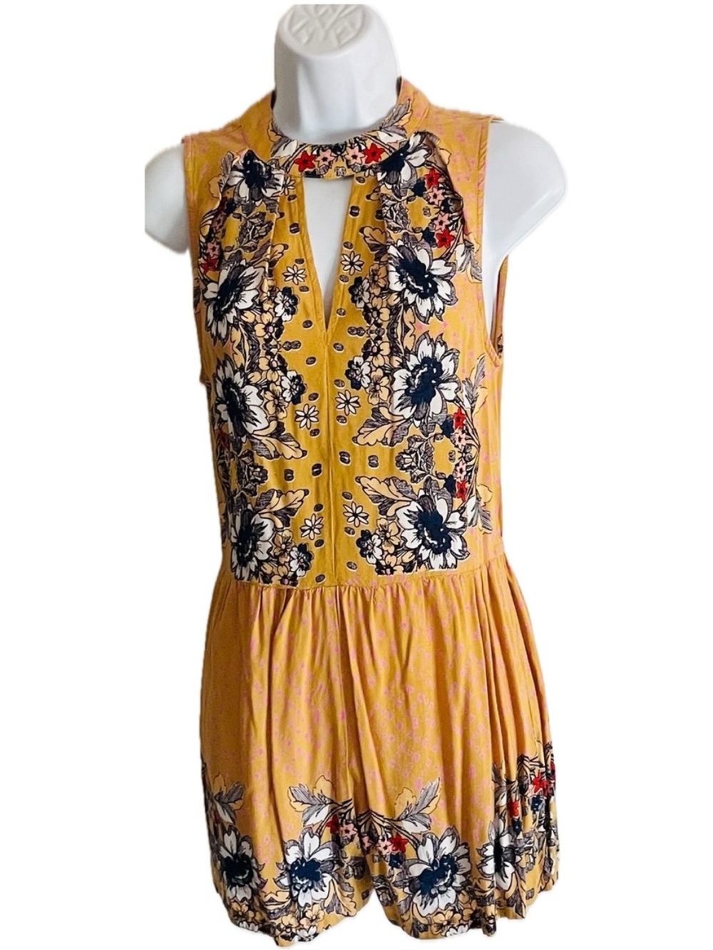 Womens  Angie Floral Print Sleeveless Romper With Keyhole Back Size S